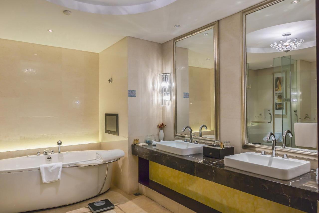 Hotel Wyndham Xinyang Downtown Esterno foto