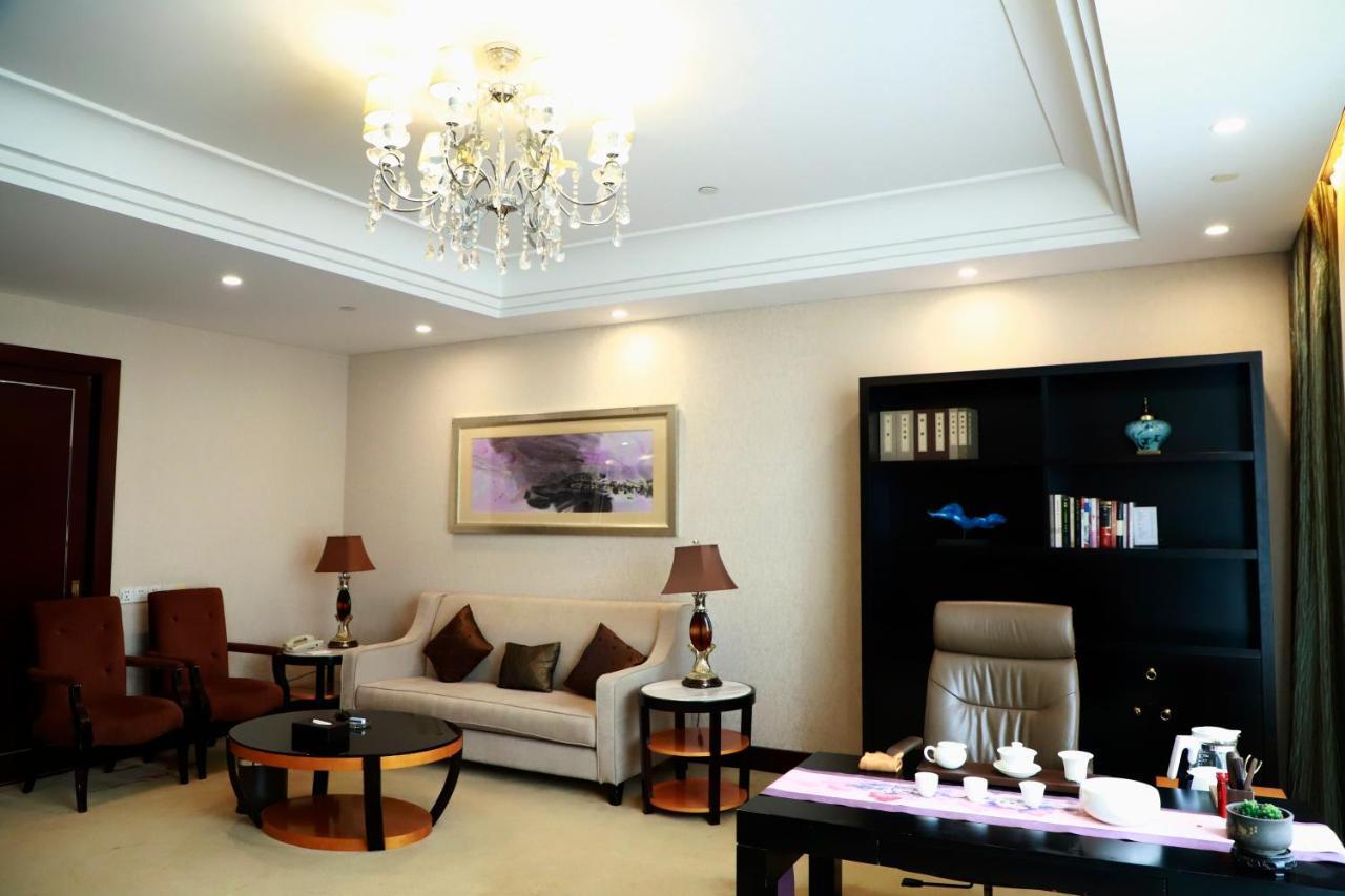 Hotel Wyndham Xinyang Downtown Esterno foto