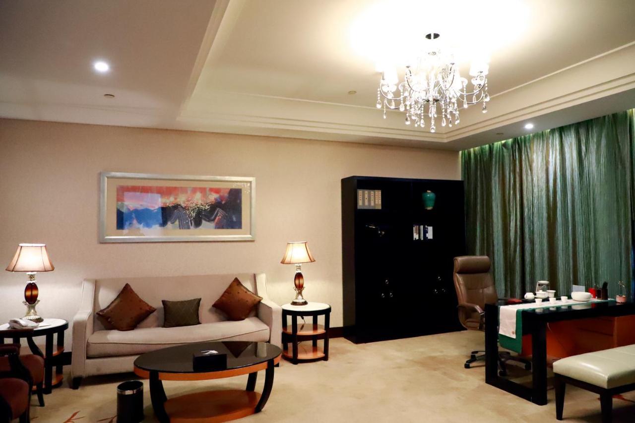 Hotel Wyndham Xinyang Downtown Esterno foto