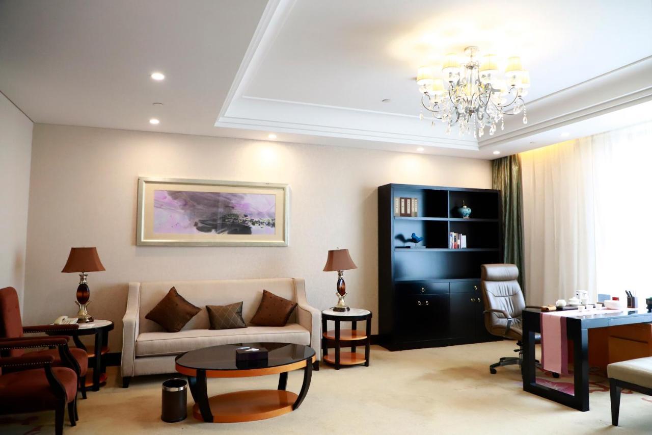 Hotel Wyndham Xinyang Downtown Esterno foto
